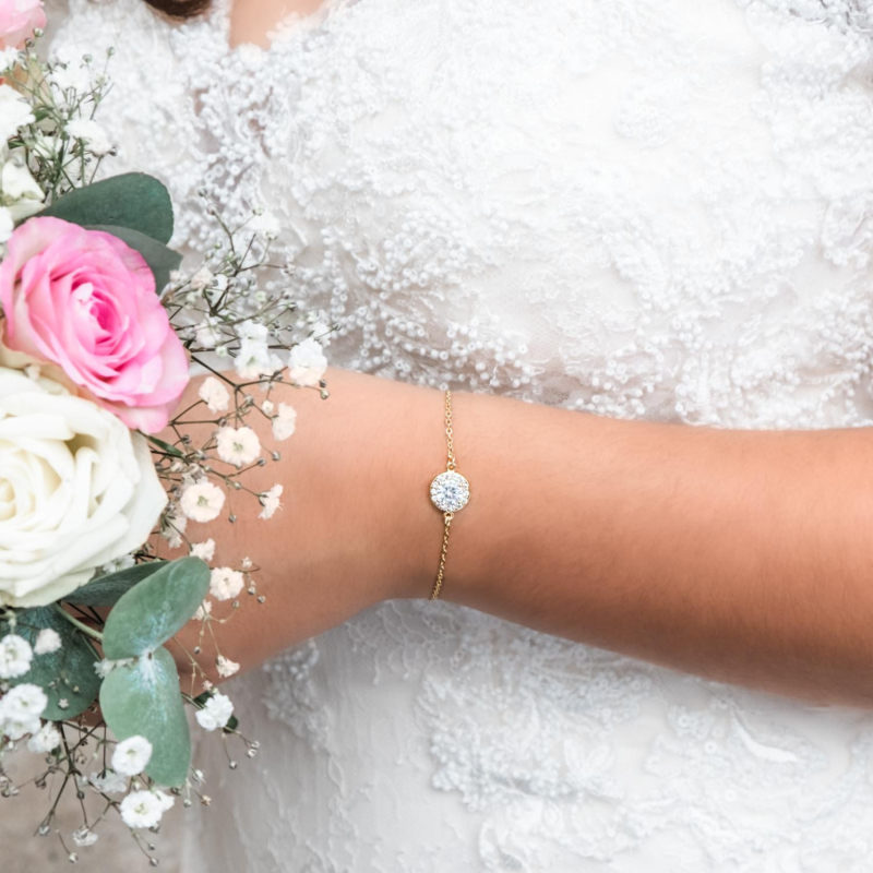 Gouden armband met steentje om de pols