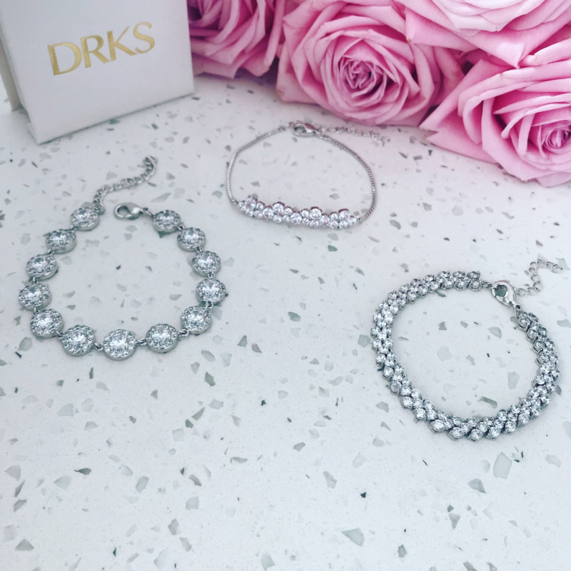 Verschillende sparkle armbanden met rozen en sieradendoosje