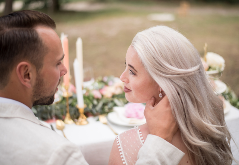 verliefde bruid met rose gouden oorbellen van DRKS