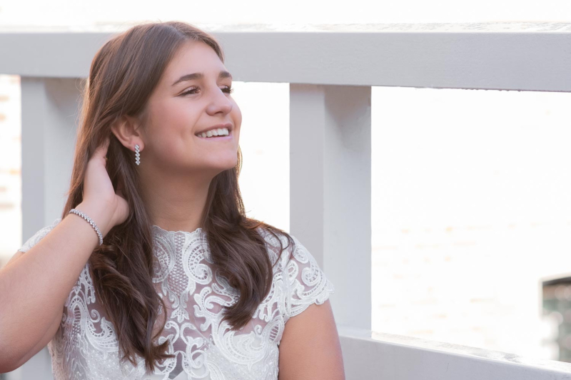 Vrouw draagt een mooie set met oorbellen en een armband om de hals