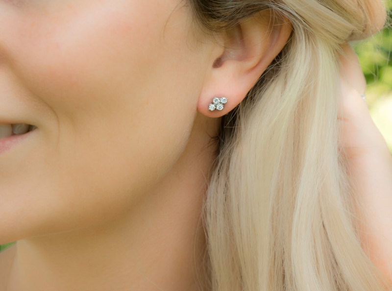 crystal elegance studs in oor bij blonde vrouw