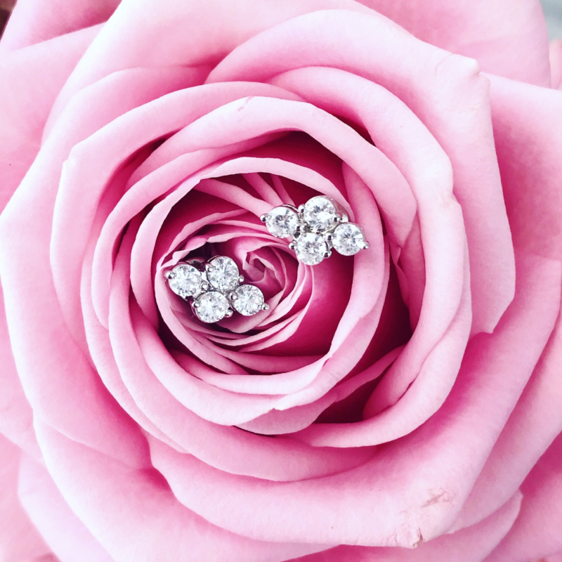 Studs oorbellen met roze bloemen