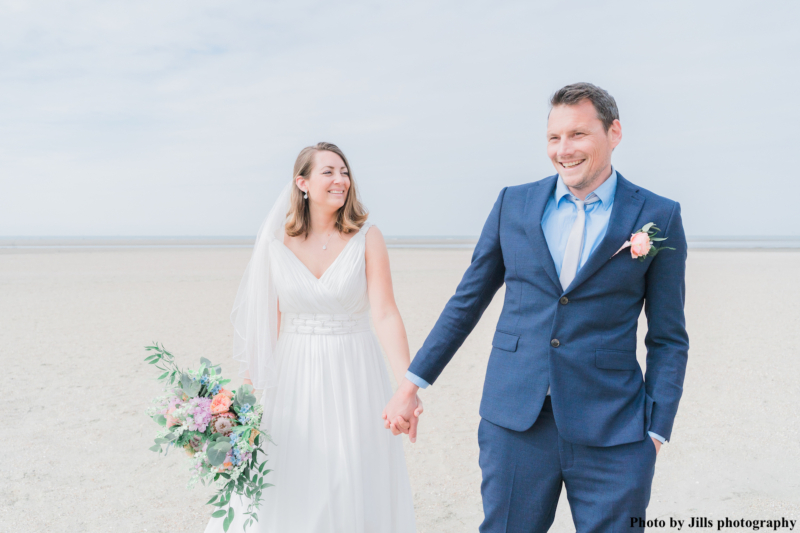 bruid met drks sieraden op het strand 