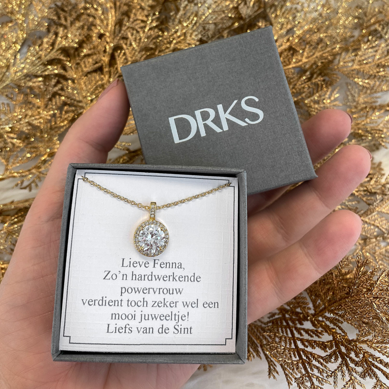 Gouden ketting met sparkle in een sieradendoosje 