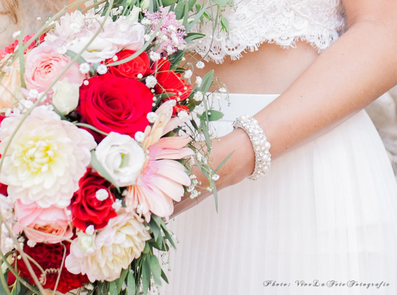 bruid met bloemen en armband van drks 