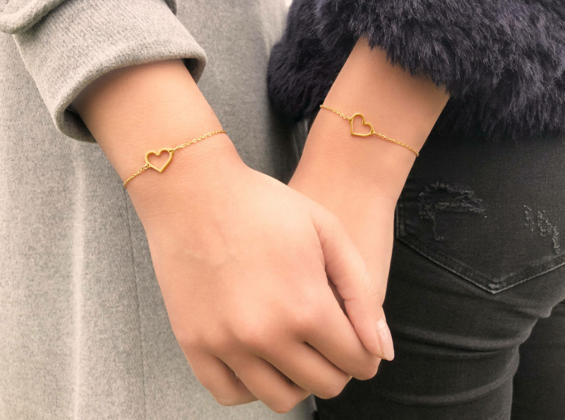 twee meisjes met gouden armbandje met hartje