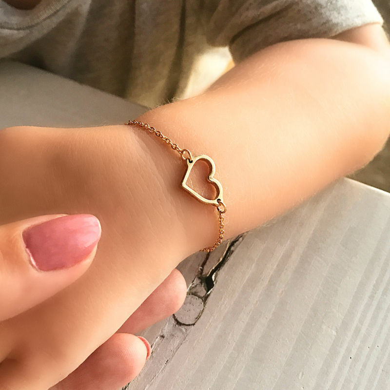 Gouden armbandje met hartje bij kindje