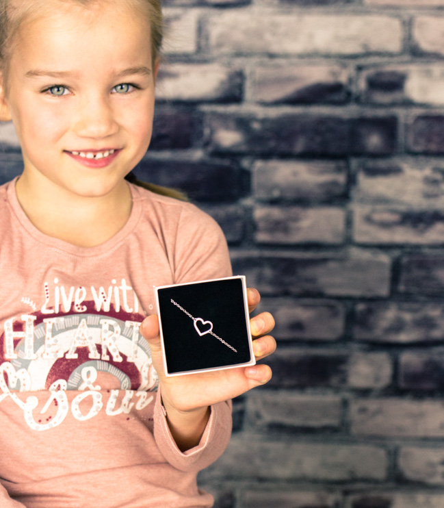 Meisje met hartjes armband in de kleur zilver