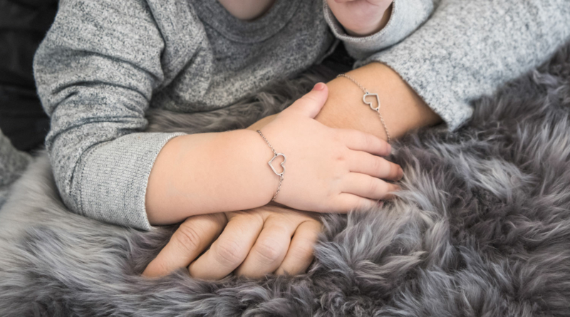 Moeder en dochter met armbanden met hartje