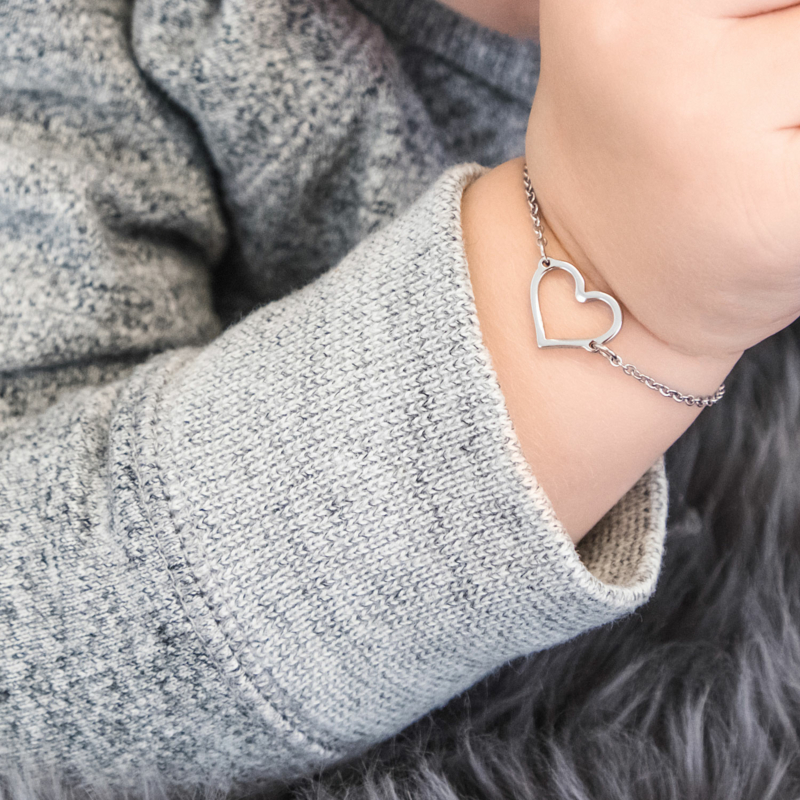 Meisje draagt zilveren kinder armbandje met hartje