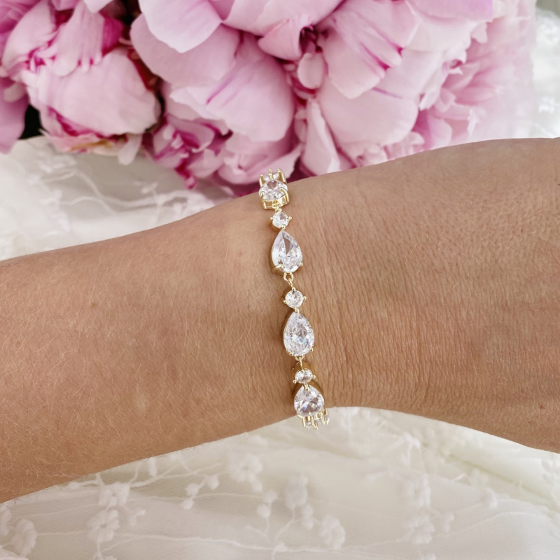 Bruids armband in de kleur goud met roze bloemen