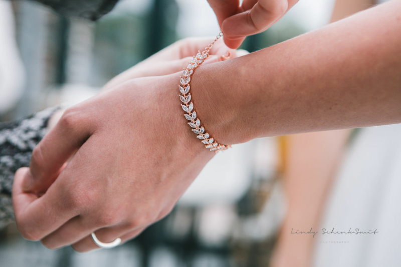 rose gouden armband wordt om gedaan bij bruid