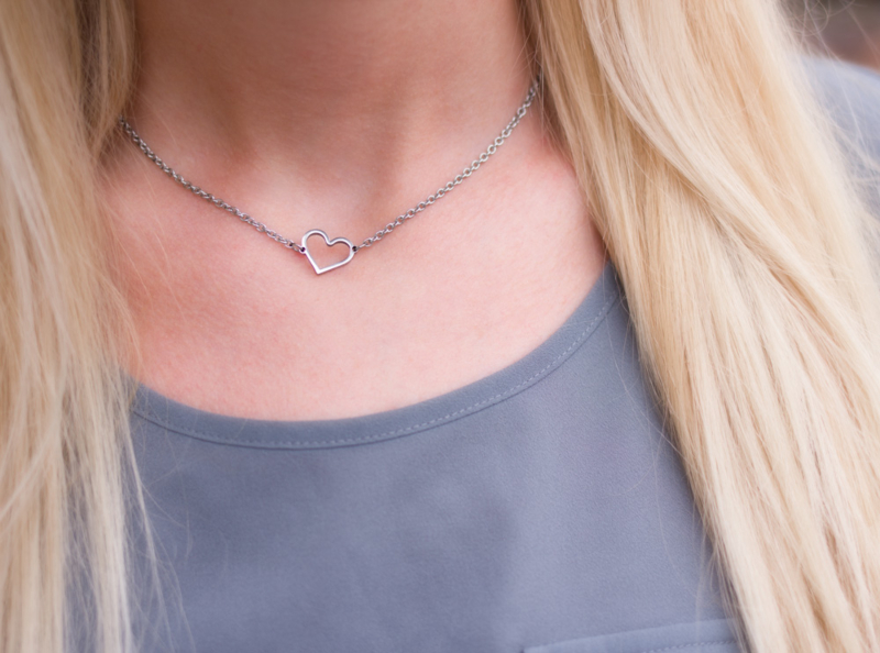 Ketting met hart bij vrouw met blond haar