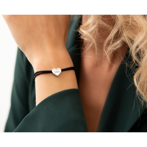 Satin heart initial armband zwart