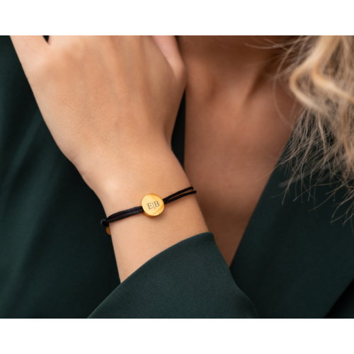 Satin round initial armband zwart goldplated