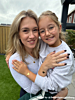 influencet met kind en armbandjes graveerbaar goud