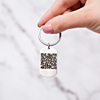 Zilveren sleutelhanger met qr code met marmeren achtergrond