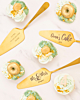 Drie gouden gepersonaliseerde taartscheppen met groene cupcakes