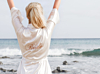 Witte kimono op het strand