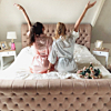 Kimono's voor bride en bride's crew op bed in wit en roze