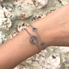 Mooie armband met steen om de pols gecombineerd met stainless steel armband