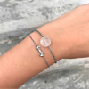 Mooie armband met steen om de pols samen met een stainless steel