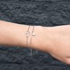 Minimalistische armband met parel om de pols