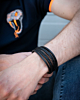 Mooie zwarte leren armband om pols