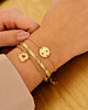 Model draagt gouden armparty