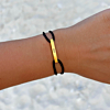 Pols met Satin bar initial armband zwart goldplated om