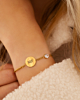 Gouden armband met gravering om pols