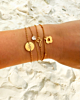 Gouden armparty bij het strand