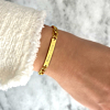 Gouden schakelarmband graveren om de pols voor een mooie look