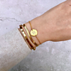 Gouden bangle met platte armband en initial armbandje