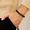 Stoere armband met letter eraan om de pols