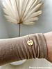 Influencer met tekening armband