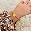 Gouden baby armband om pols