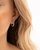 Model draagt Pink stone earrings goldplated in oor