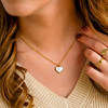 Hartjes ketting met sea shell met bruin haar