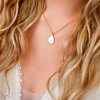 Mooie parelketting met een druppelhanger bij blonde haren