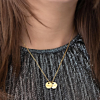 Mooie ketting met drie muntjes en namen om de hals voor een complete look