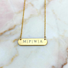 Mooie gouden bar ketting met gravering voor een trendy look