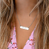 ketting met een bar en letters voor een trendy look