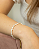 Gouden parel armband om pols