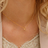 Vrouw draagt sparkle ketting om hals