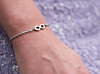 Vrouw draagt stainless steel armband in het zilver