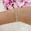 Goud kleurige armband voor de bruid met roze bloemen