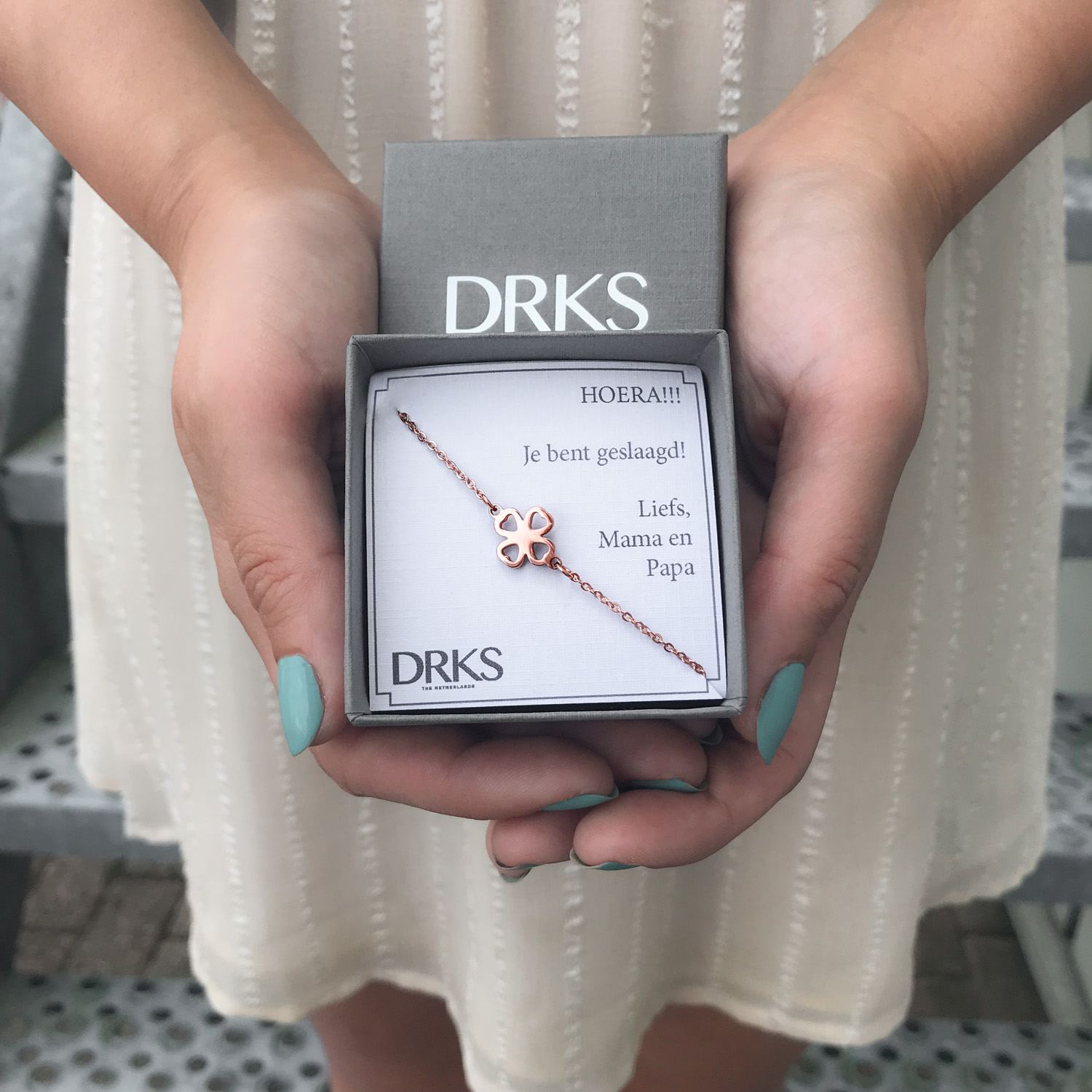 DRKS armband in rosé goud met klavertje vier in sieradendoosje