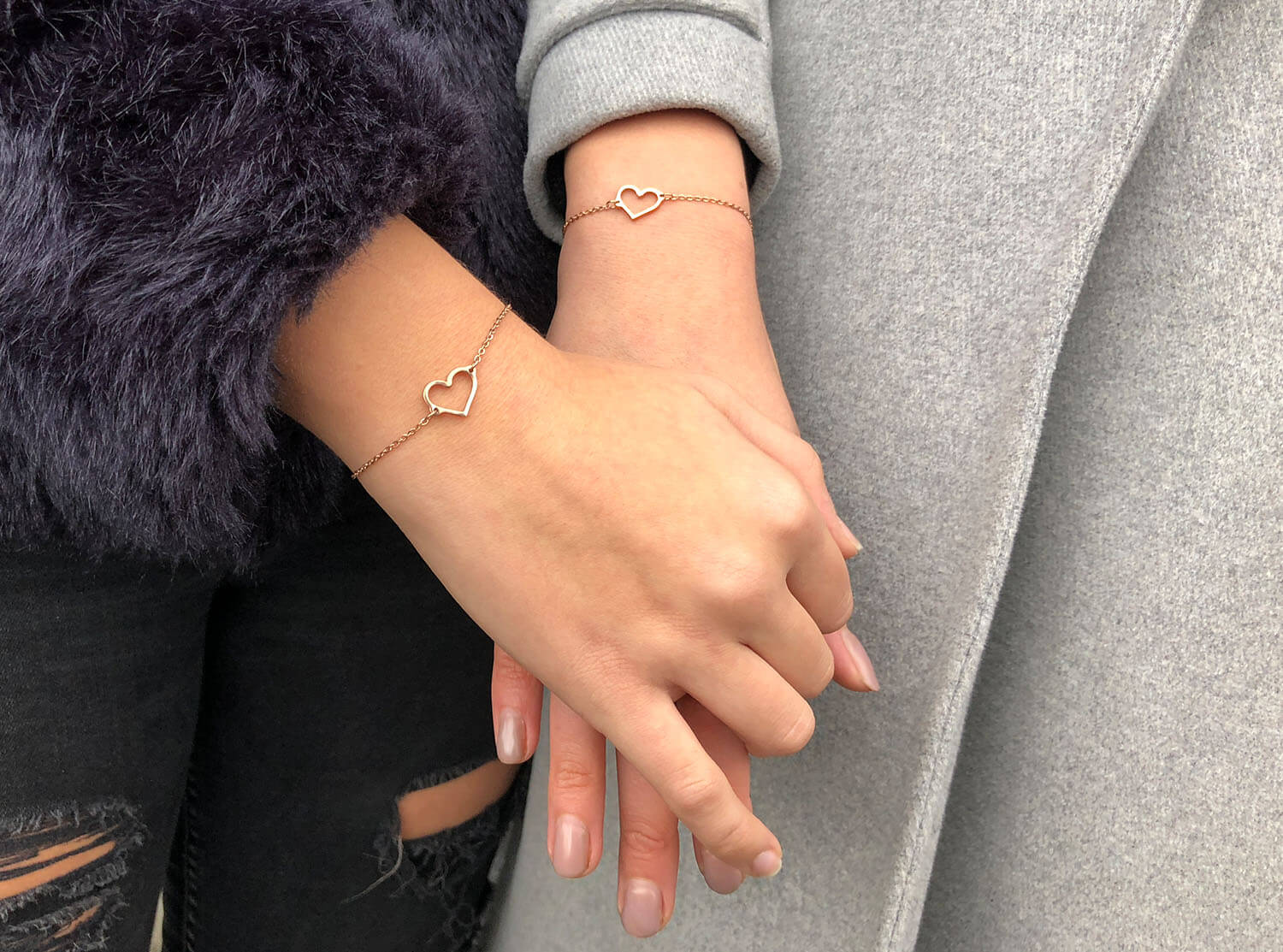 Moeder en dochter met rose gouden armbandje met hartje