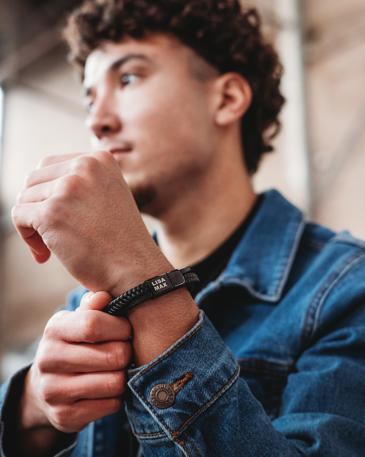 Jongen met een zwarte leren armband om de pols